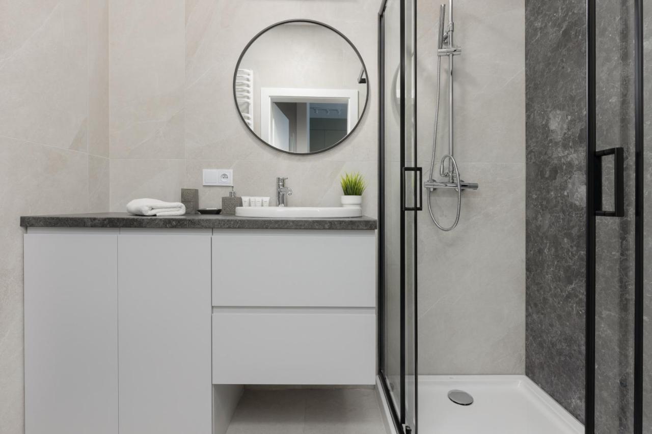 Wola Spacious Flat With Air Conditioning & Balcony By Noclegi Renters Варшава Экстерьер фото